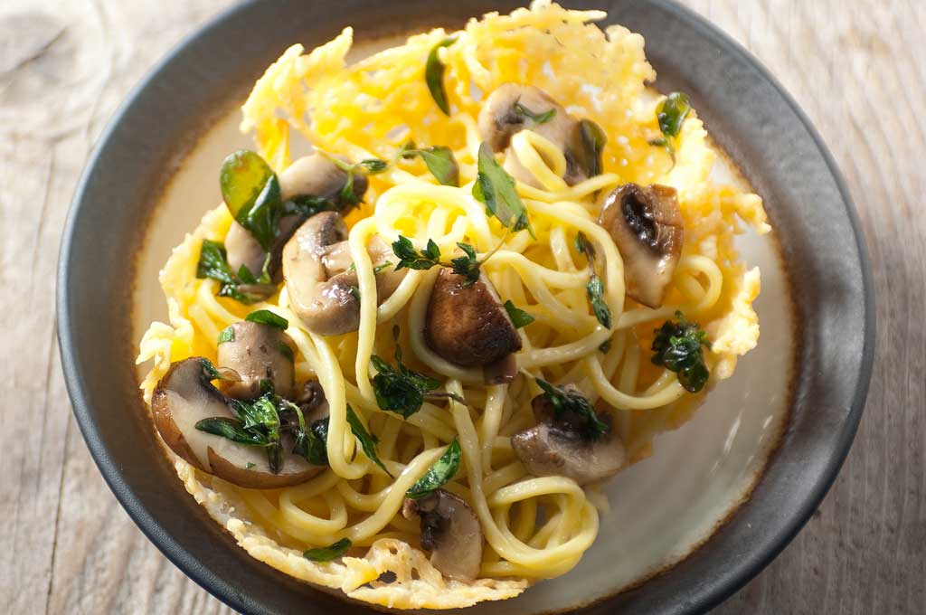 Spaghetti met paddenstoelen, verse oregano, tijm en Walnootolie